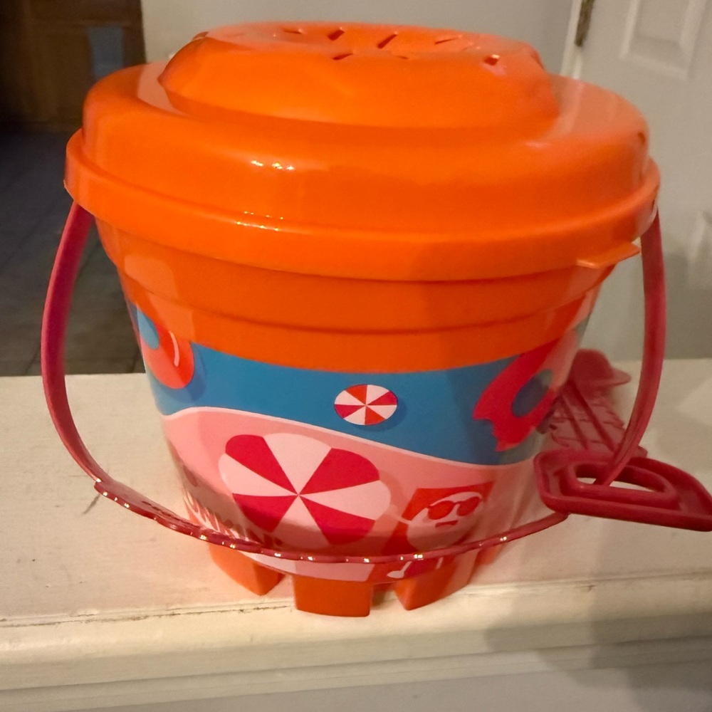 DUNKIN’ Limited Edition Summer Sand Bucket With Shovel And Lid 2025 Orange/Pink